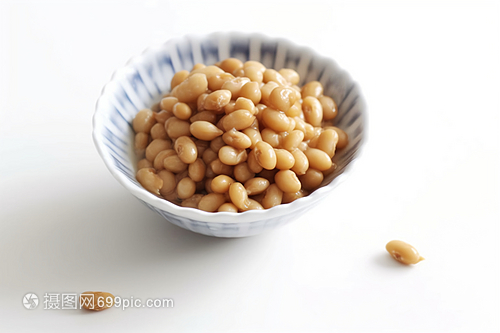 白色背景上的纳豆