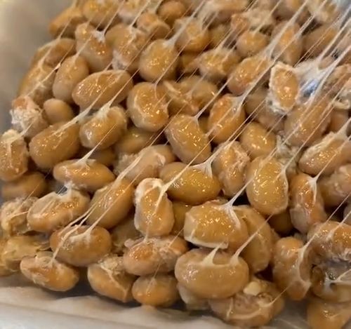 原来蜡笔小新里永远拉不完丝的纳豆是这样的,我是不敢下嘴